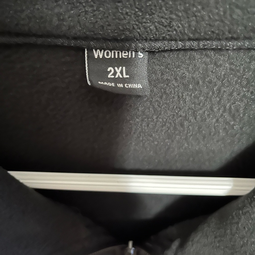 Women’s fleece zip up jacket. No brand name. Womens 2XL. Good condition